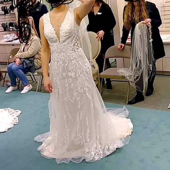 Never worn only tried on never had a wedding
